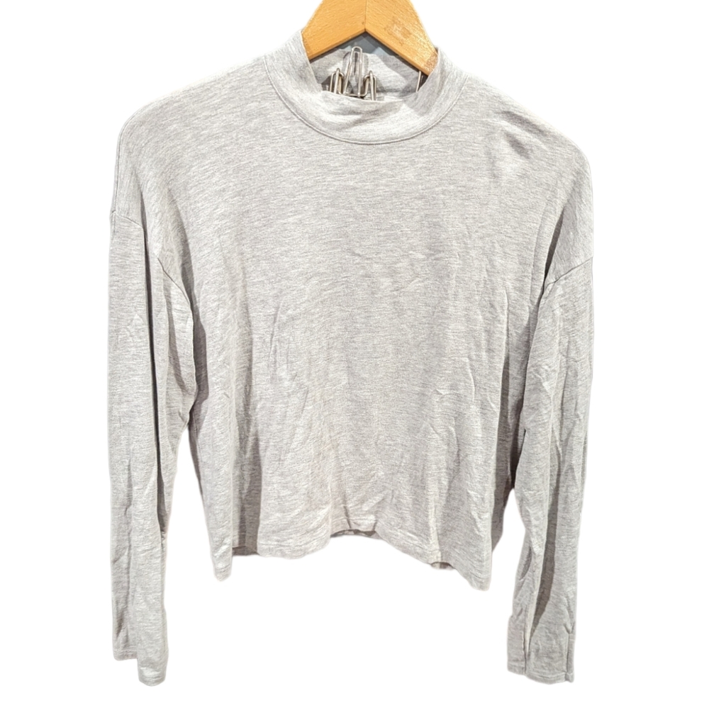 Adrienne Vittadini Mock Neck Long Sleeve Cropped Top Size Medium Light Gray